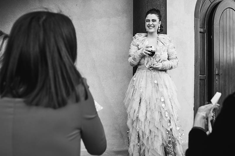 novia entrega regalos