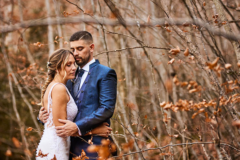 novios elegantes en postboda