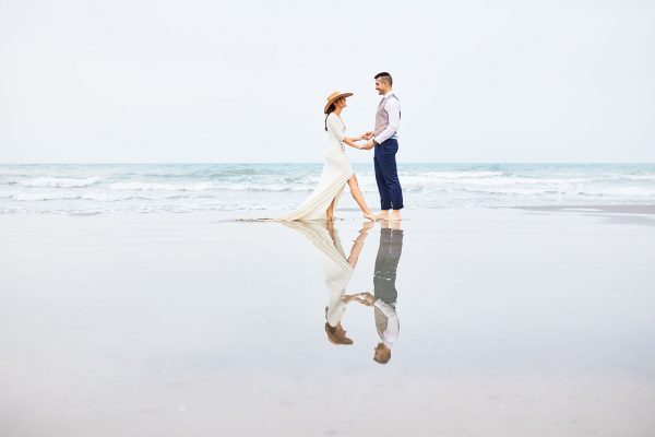 novios en la playa