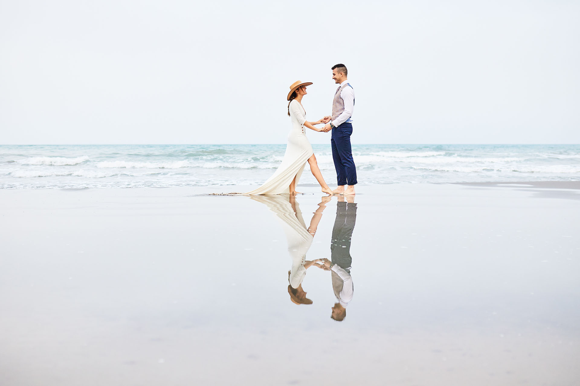 novios en la playa