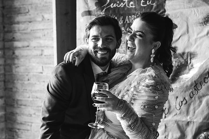 novios felices en boda