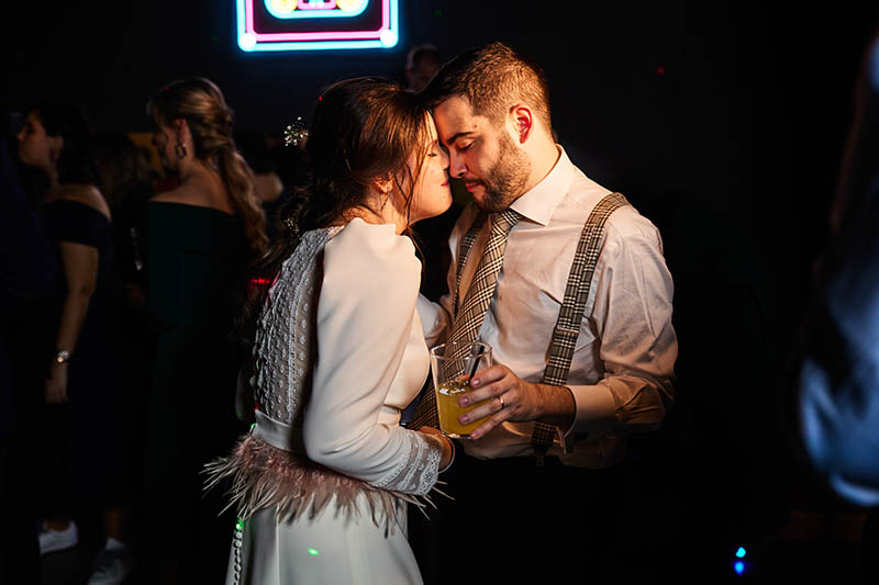 pareja de novios feliz